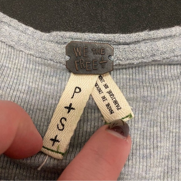 FREE PEOPLE WE THE FREE Long Sleeve Raw Hem Loose Fit Gray
Henley - Picture 4 of 6